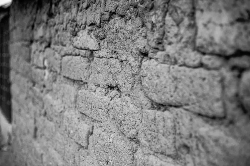 Adobe, tapia y roble: cómo los materiales de siempre están redefiniendo la arquitectura rural sostenible