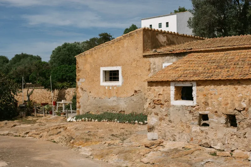 Arquitectura que dialoga con el viento: diseño pasivo para prescindir del aire acondicionado en el campo español