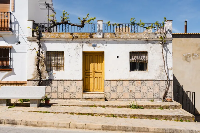 El secreto blanco de los muros: cal viva para fincas que respiran, sanan y perduran