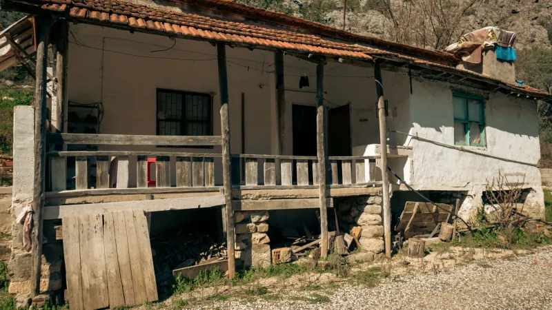 El umbral como arquitectura: porches, soportales y galerías que regulan el clima y amplían la vida en la finca rural