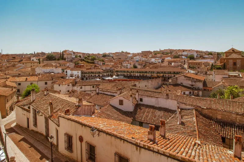 La teja que siempre estuvo ahí: rehabilitar la cubierta tradicional española como estrategia bioclimática de primer orden