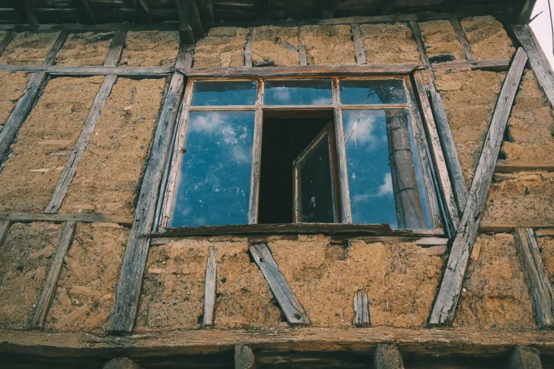 La quinta pared olvidada: cómo el suelo de barro, cal y madera recuperada redefine el alma de una finca sostenible