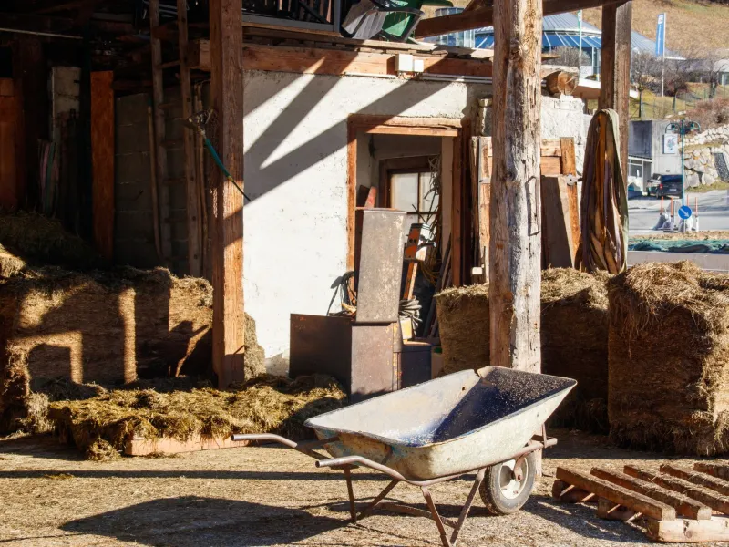 Del rastrojo al revestimiento: cómo los residuos de tu finca pueden convertirse en materiales de construcción