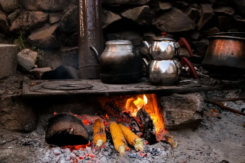 El fuego en el centro: recuperar la cocina como núcleo térmico y alma de la finca rural